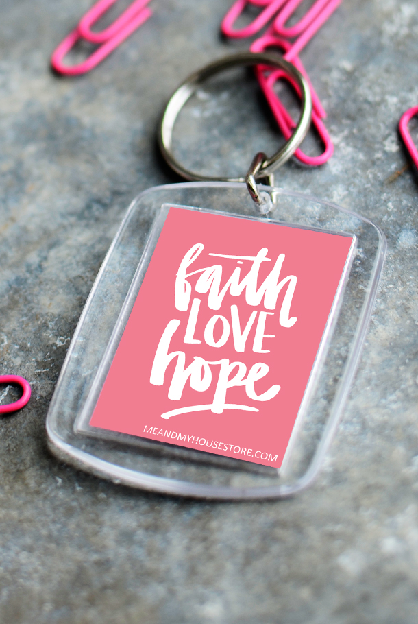 NYCKELRING I ROSA: FAITH LOVE HOPE  