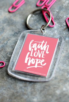 NYCKELRING I ROSA: FAITH LOVE HOPE  