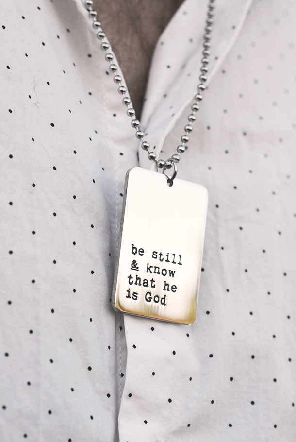 STÅLHALSBAND MED HÄNGE: BE STILL  - 4