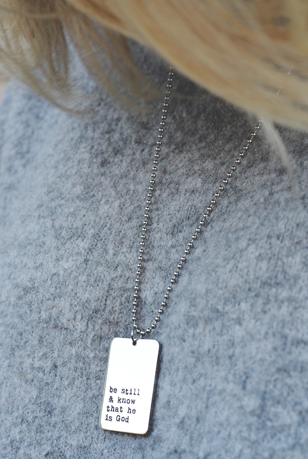 STÅLHALSBAND MED HÄNGE: BE STILL  - 3