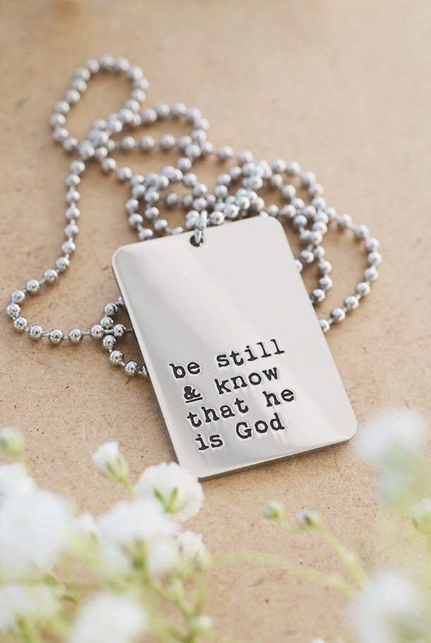 STÅLHALSBAND MED HÄNGE: BE STILL 
