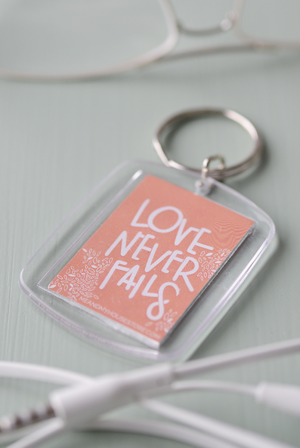 NYCKELRING I ROSA: LOVE NEVER FAILS