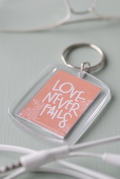 NYCKELRING I ROSA: LOVE NEVER FAILS