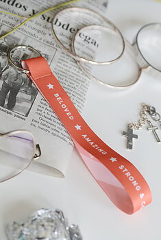 KORT NYCKELBAND I KORALL: BELOVED, AMAZING, STRONG & COURAGEOUS