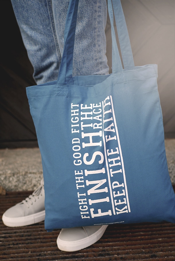 TYGKASSE I BLÅTT: FIGHT THE GOOD FIGHT