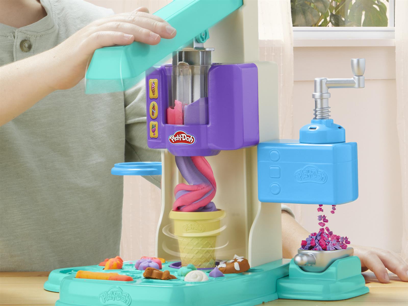 Play-Doh Lera Kitchen Creations Playset Rainbow Swirl Ice Cream - 8