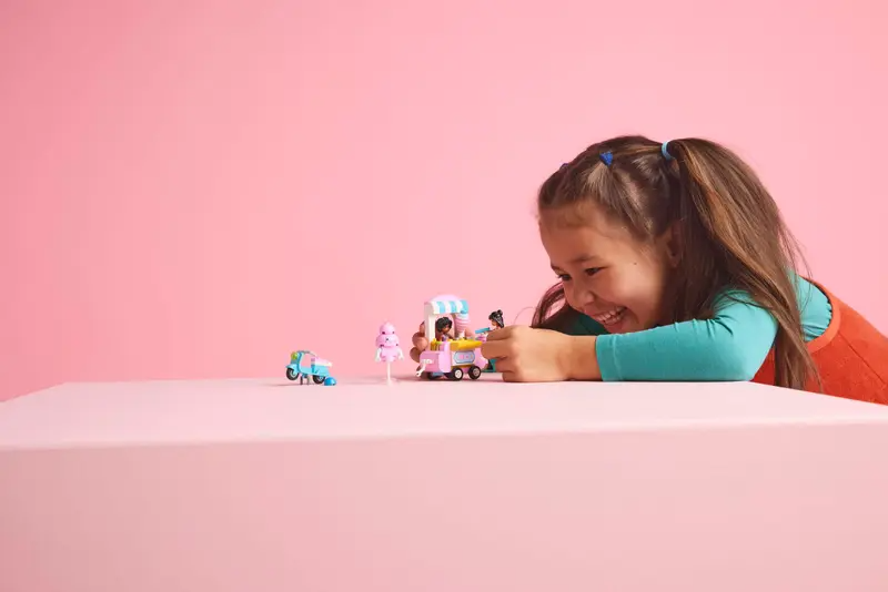 Lego Friends 42643 Sockervaddsstånd och vespa - 2