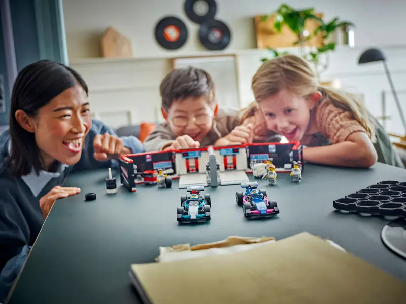 Lego City 60444 F1® garage & Mercedes-AMG & Alpine bilar - 3
