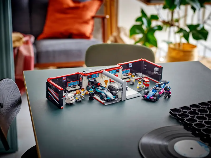 Lego City 60444 F1® garage & Mercedes-AMG & Alpine bilar - 2