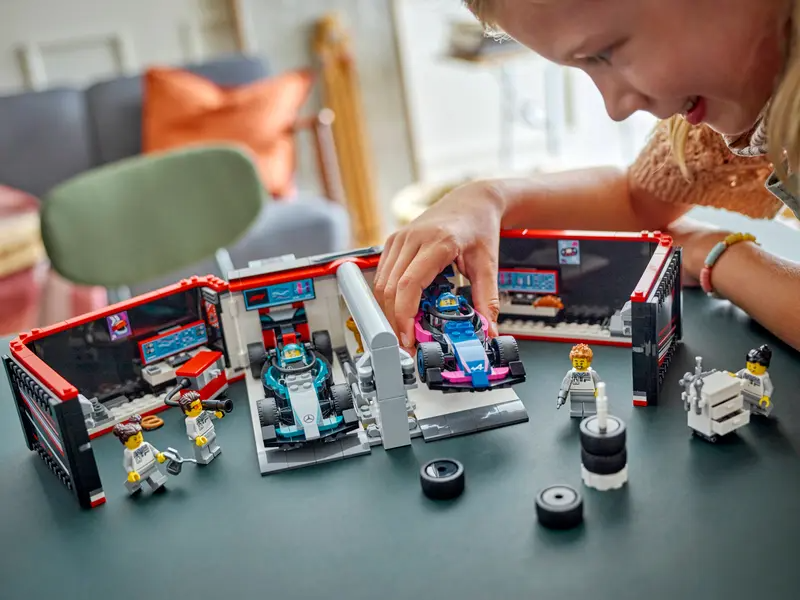 Lego City 60444 F1® garage & Mercedes-AMG & Alpine bilar - 4