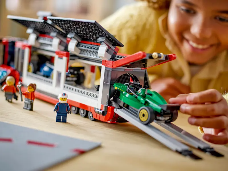 Lego City 60445 F1® lastbil med RB20 & AMR24 F1® bilar - 8