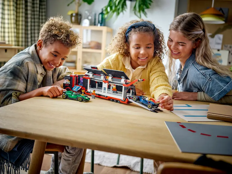 Lego City 60445 F1® lastbil med RB20 & AMR24 F1® bilar - 2