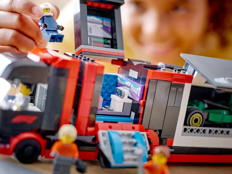 Lego City 60445 F1® lastbil med RB20 & AMR24 F1® bilar - 10