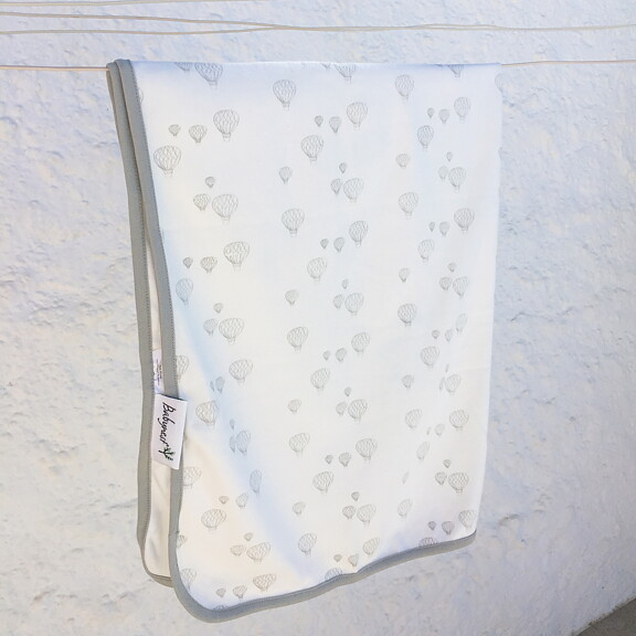 Babynest Babydecke organisch / GOTS aus 100% Baumwolle. Der Ballon grau / weiß.