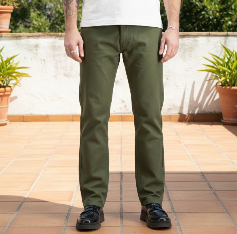  T-Shirt und grüne Jeans 